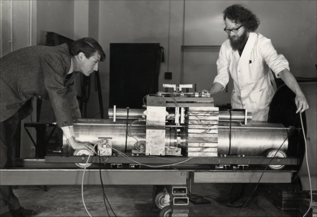 Professor Jim Hough [left] works on early gravitational wave detectors in the 1970s in Glasgow. Photograph courtesy of the University of Glasgow Archives.
