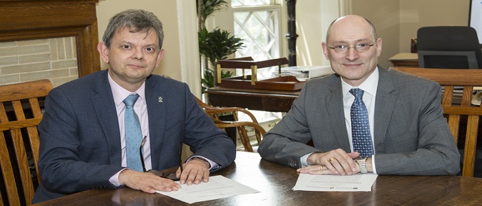 Professor Sir Anton Muscatelli and Provost Dr John Davis signing the new strategic partnership between the University of Glasgow and the Smithsonian Photo Michael Barnes