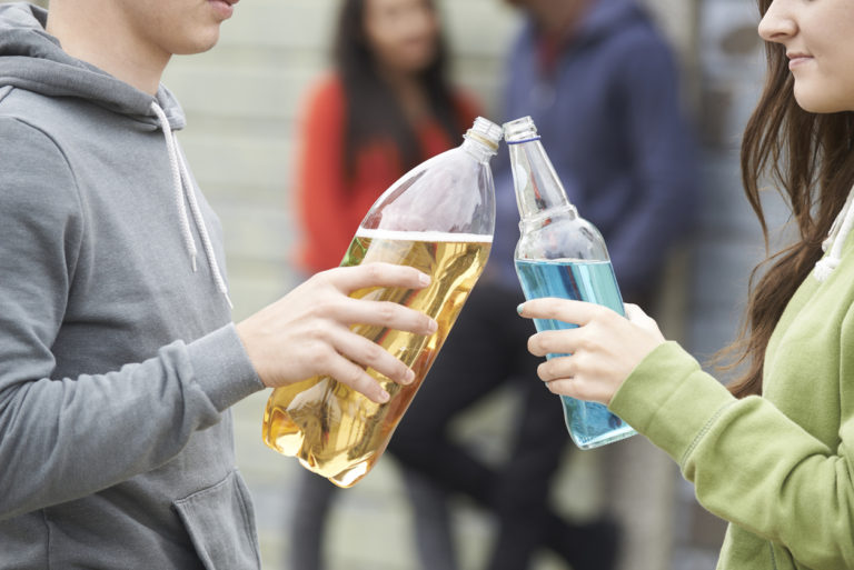 young male and female drinking alcopops, 768x513px