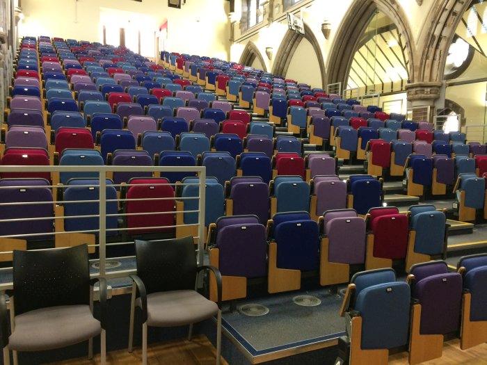 Raked lecture theatre with fixed seating