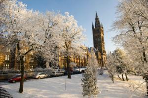 Photo of University of Glasgow main building in snow