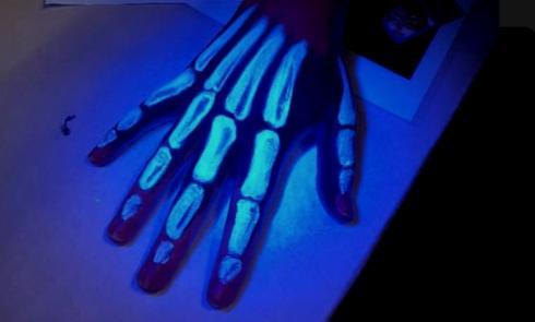 Night at the Museum 2 Skeleton Hand glow in the dark