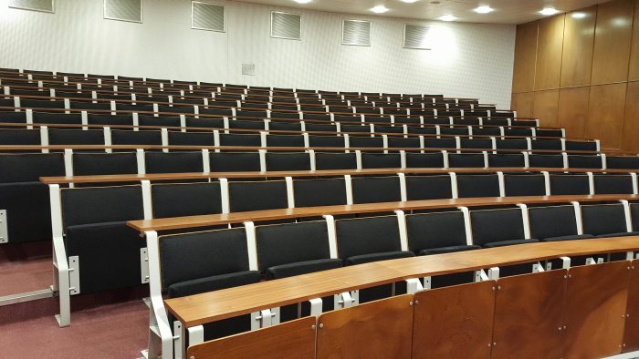 Raked lecture theatre with fixed seating