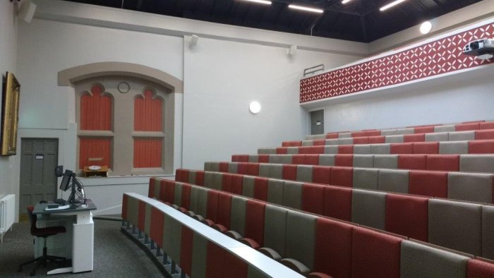 Raked lecture theatre with fixed seating