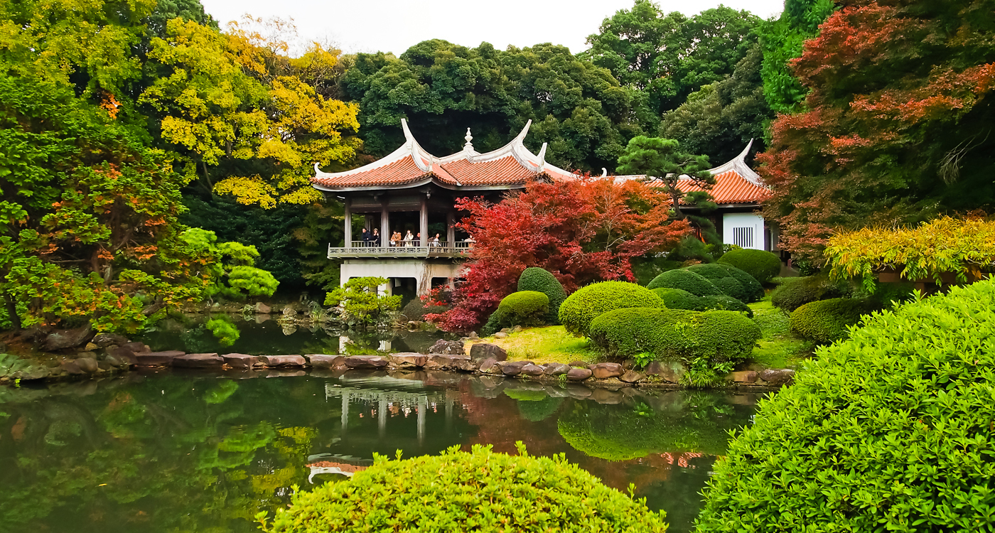 Shinjuku Gyo-en National Garden was originally a residence of the Naitō family in the Edo period.