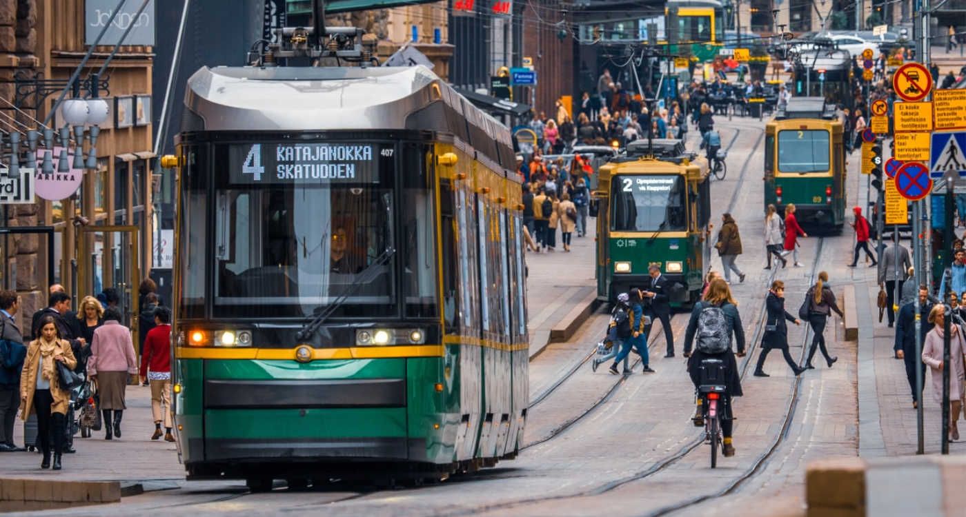 Green and yellow trams in Aleksanterinkatu, Helsinki. Photo: Tapio Haaja.