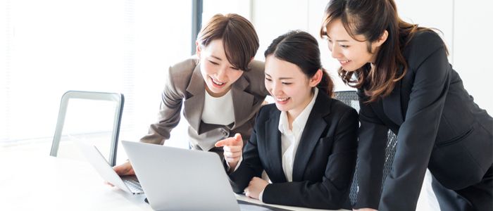 Image of businesswoman in the office to represent the Chinese professional service firms research project