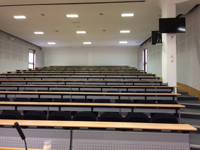 Raked lecture theatre with fixed seating