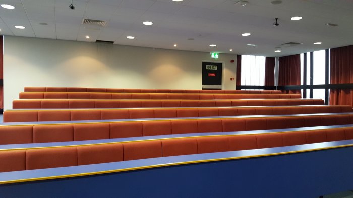 Raked lecture theatre with fixed seating