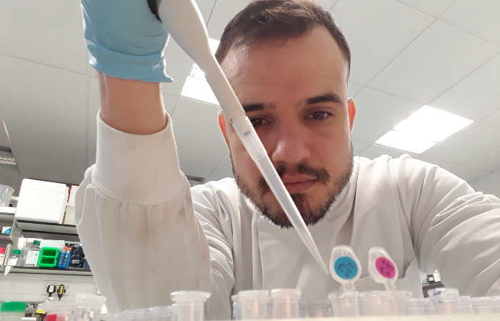 Dr Jeziel Damasceno in the lab using a pipette 