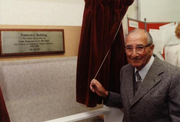 Guido Pontecorvo revealing a plaque to officially rename the Pontecorvo Building in 1995