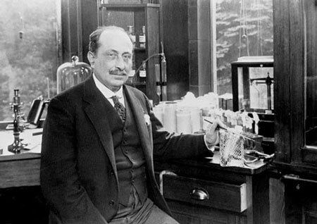 Aldo Castellani in lab