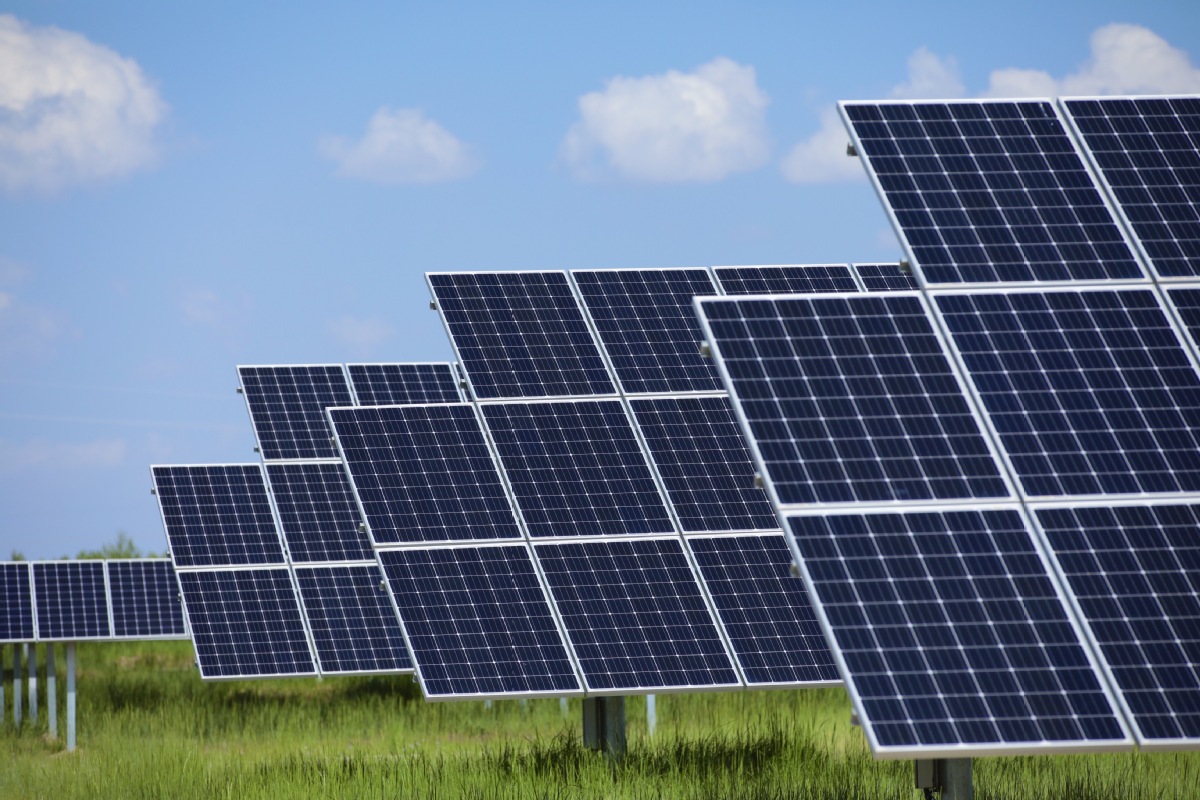 A vast expanse of solar panels shadows the surface of a semi-desert in Northwest China's Qinghai province, turning it into a photovoltaic park. Photo provided to chinadaily.com.cn