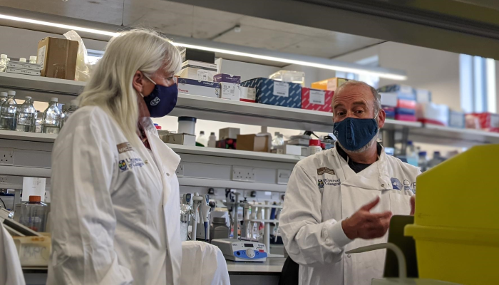 UK Minister Amanda Solloway speaking with a member of CVR staff in the lab