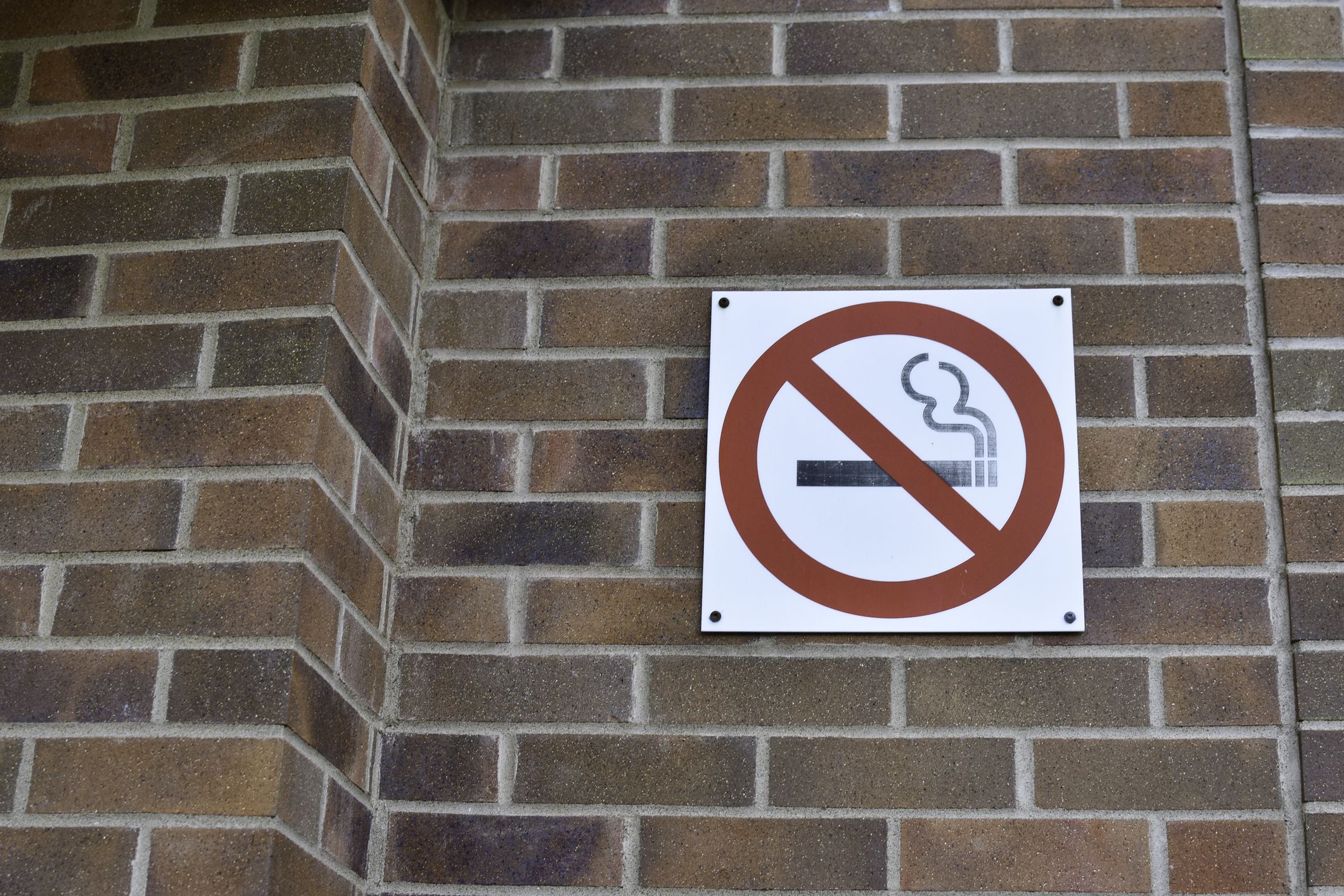 No smoking sign on a brick wall