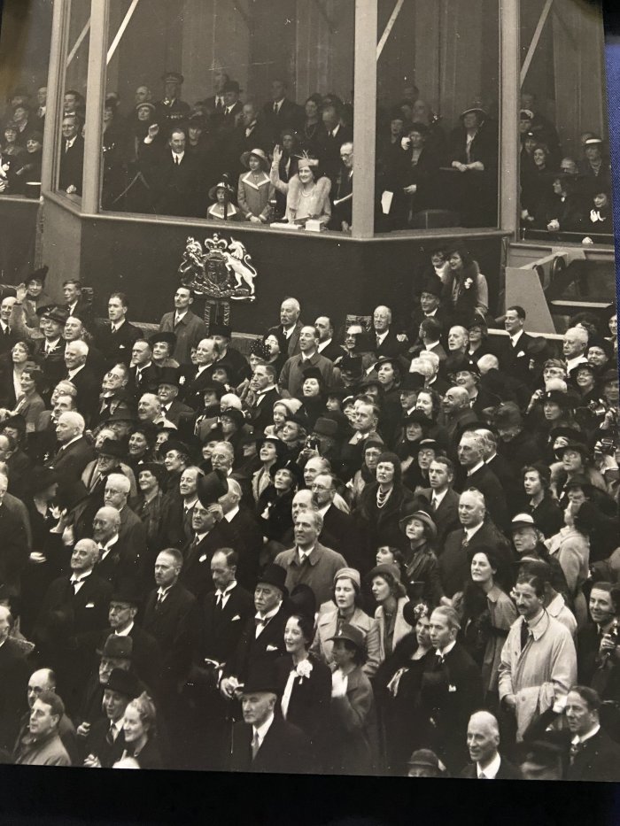 Crowd scene - launch of Queen Elizabeth 1938