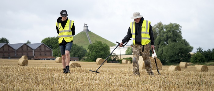 Metal detectorist Gary demonstrating the detector in front of the iconic Lion’s Mound. ©chrisvanhouts