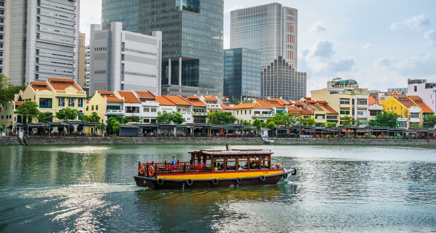 A traditional Singaporean boat sailing in the waters of Boat Quay [Photo: Shutterstock]