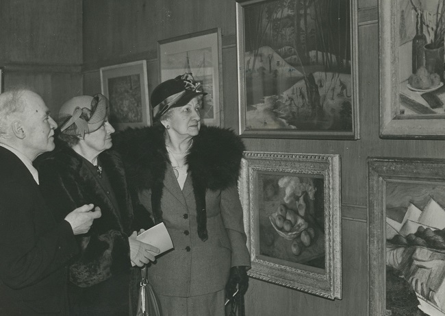 Mrs Florence Rutter (right) showing visitors Parnell Dempster’s pastel at the 45th Annual Exhibition of the Pastel Society, Royal Institute Galleries, Piccadilly, London, 1951 Photo courtesy Noelene White