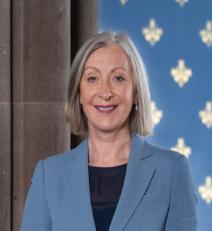 An image of Sara Carter in a blue blazer and black t-shirt inside the main university of Glasgow building 