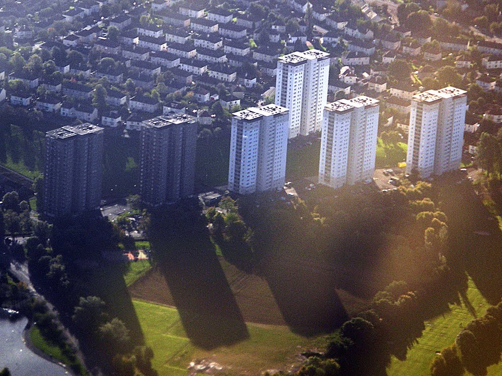 Lincoln Avenue flats, Glasgow by Douglas MacGregor 