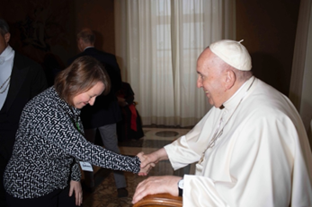 Kathleen Kerrigan shaking Pope Francis' hand. 