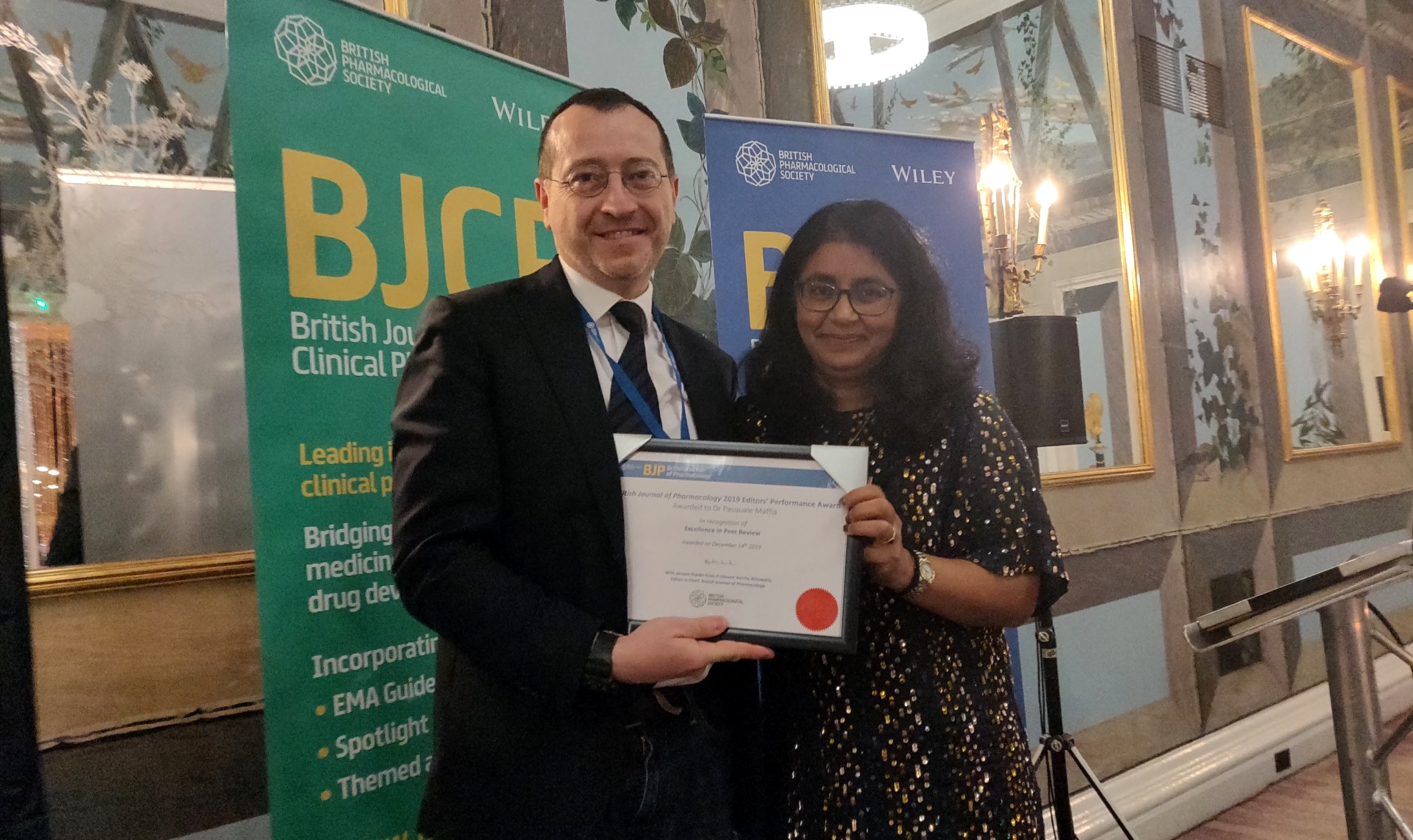 Professor Pasquale Maffia receiving an award from the British Pharmacological Society