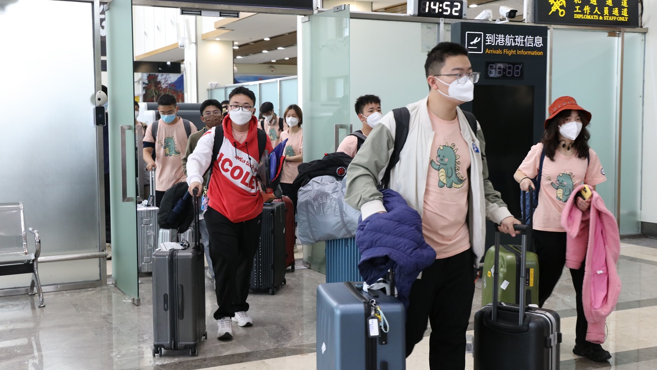 Glasgow College Hainan students arriving at the airport