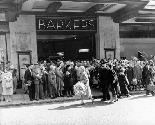 Photograph of customers outside the Barkers department store entrance, December 1959.  (GUAS Ref: HF 51/6/1/5/2 photo 1. Copyright reserved.)
