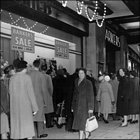 Photograph of customers outside the Barkers department store entrance promoting the Boxing Day sale, December 1959.  (GUAS Ref: HF 51/6/1/5/2 photo 2. Copyright reserved.)