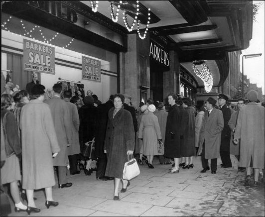 Photograph of customers outside the Barkers department store entrance promoting the Boxing Day sale, December 1959. (GUAS Ref: HF 51/6/1/5/2 photo 2. Copyright reserved.)