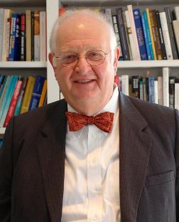 Head and shoulders photo of Angus Deaton with shelves of books behind him. © Princeton University Source: https://spia.princeton.edu/faculty/deaton