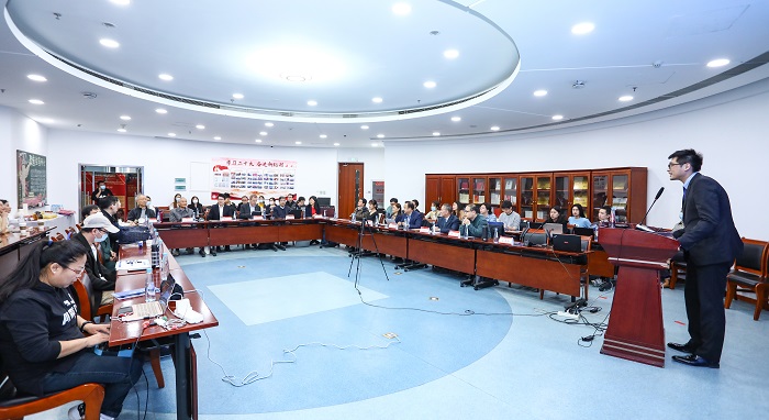 View of a modern lecture room with people sitting at desks in a U-shape looking towards the speaker. Source: Peking University