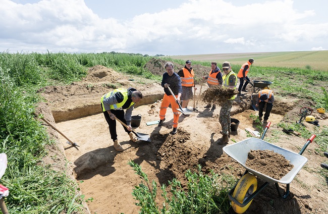 Ukrainian veterans digging alongside British Dutch German Belgian and Australian veterans 700 x 300 ©chrisvanhouts